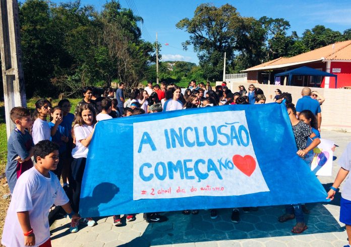 CEM Santa Terezinha Com uma faixa à frente escrita