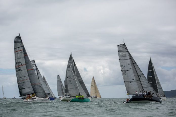 29º Circuito Oceânico - Foto Green Multimídia Diversos barcos a vela no mar em um dia nublado