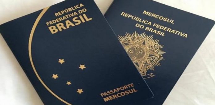 Imagem de dois documentos de passaporte sobreposto em uma mesa