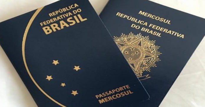 Imagem de dois documentos de passaporte sobreposto em uma mesa