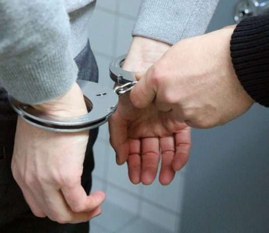 Quatro golpistas são presos no Abraão Homem com as mãos algemadas