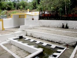 Local histórico com tanques de água construídos no chão para lavar roupas