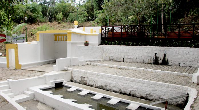 Local histórico com tanques de água construídos no chão para lavar roupas