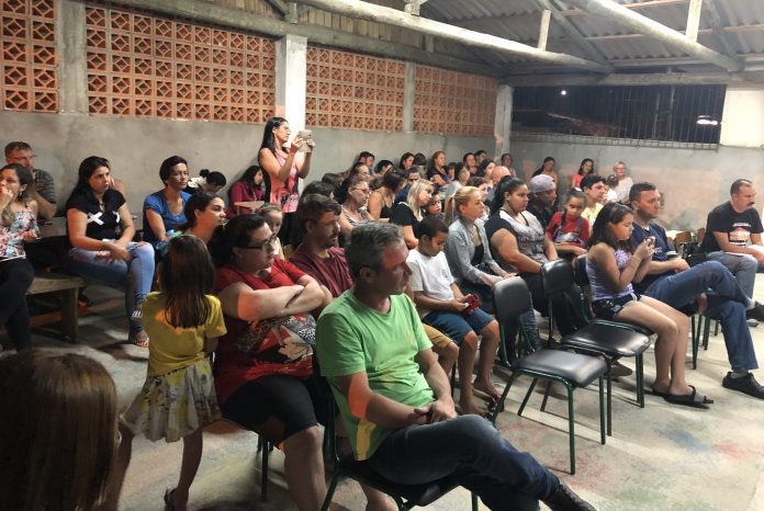 Comunidade pede Estado que faça manutenção de Escola (Foto Alexandra Klingstron - DICOM PMB) Mães e pais de alunos sentados em carteiras velhas em uma espécie de galpão, durante uma reunião, todos olham para o mesmo lado