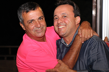 Dois homens abraçados - Margaridas e Prefeito Juliano - sorriem para foto