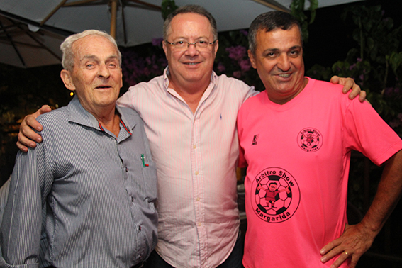 Três homens posam para a foto