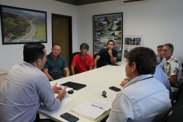 Grupo de pessoas reunidas em volta de uma mesa