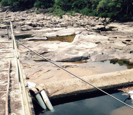 Foto do leito rochoso do rio com pouca água