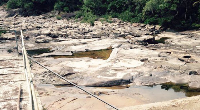 Foto do leito rochoso do rio com pouca água