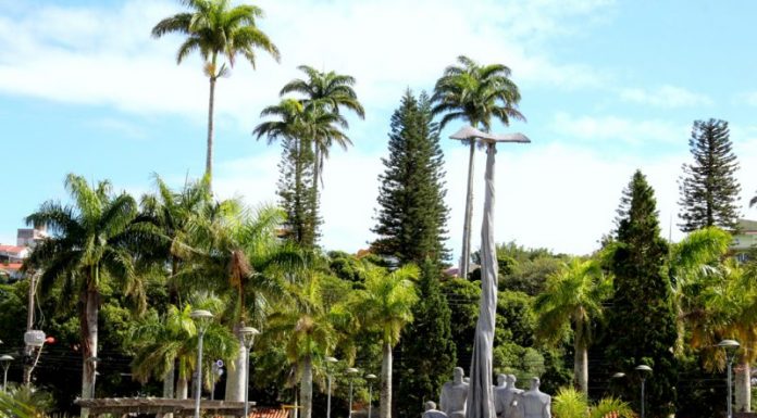 Praça do Centro Histórico de São José, com monumento em primeiro plano e árvores ao fundo