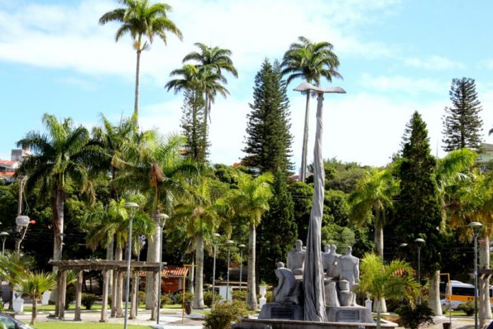 Praça do Centro Histórico de São José, com monumento em primeiro plano e árvores ao fundo