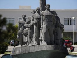 Documentos históricos de São José serão recuperados pela Câmara Monumento de pedra cinza em praça retratando imigrantes