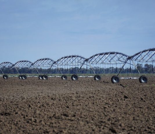 Cada R$1 produzido pela Economia exige 6 litros de água Irrigador industrial mecânico sobre uma grande lavoura de terra seca