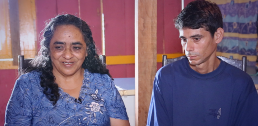 Foto do casal, sentados dando entrevista