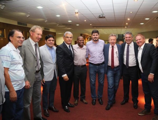 Vários políticos posando para foto