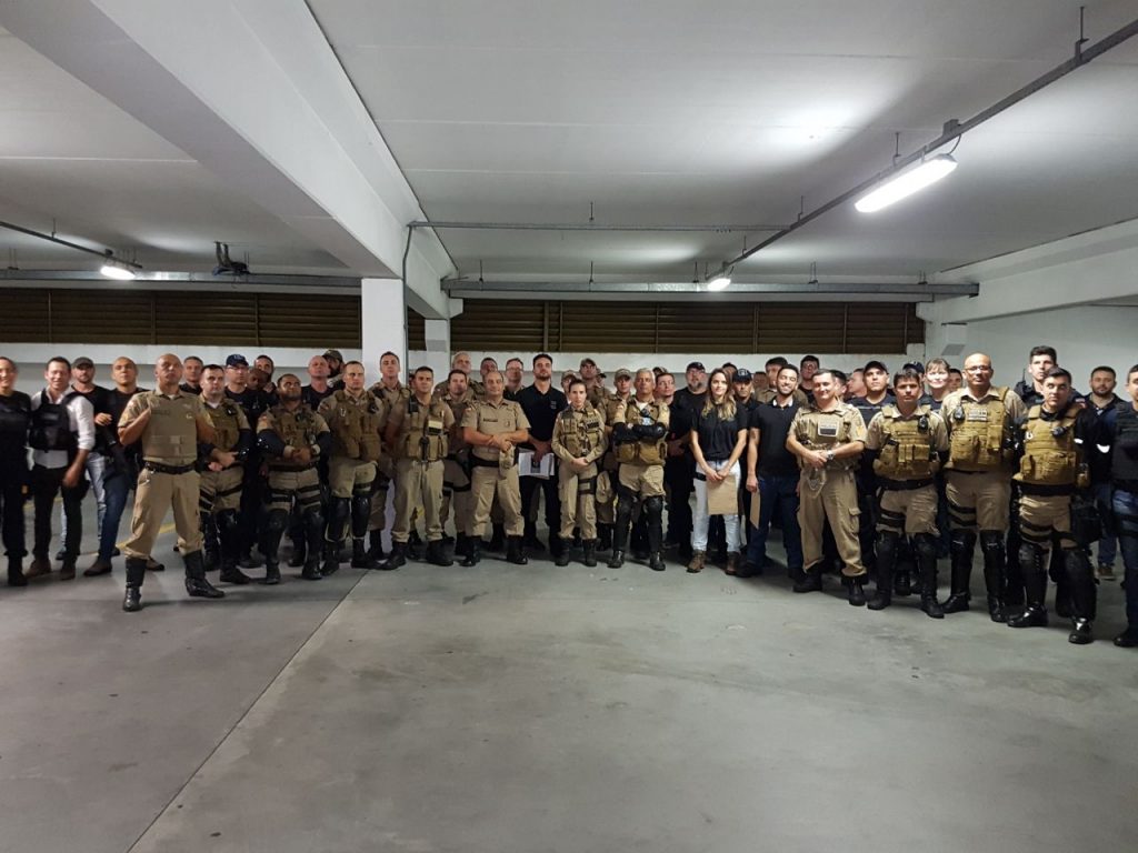 todos os agentes posam para foto em uma garagem de prédio