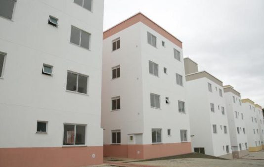 Exterior de dois blocos de apartamentos
