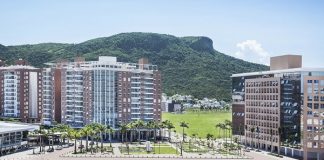 vista geral dos prédios do bairro com o morro da pedra branca ao fundo em um dia claro e ensolarado