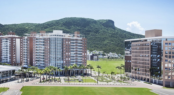 vista geral dos prédios do bairro com o morro da pedra branca ao fundo em um dia claro e ensolarado