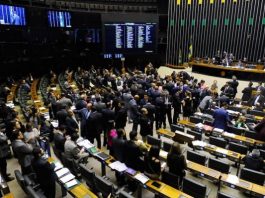 Sancionado Refis para micro e pequenas empresas Vista do salão do Senado, com muitas cadeiras e pessoas engravatadas em pé pelo ambiente