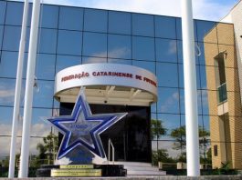 Taça do campeonato catarinense 2018 em forma de estrela em frente à sede da FCF