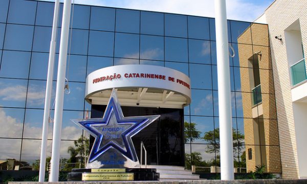 Taça do campeonato catarinense 2018 em forma de estrela em frente à sede da FCF