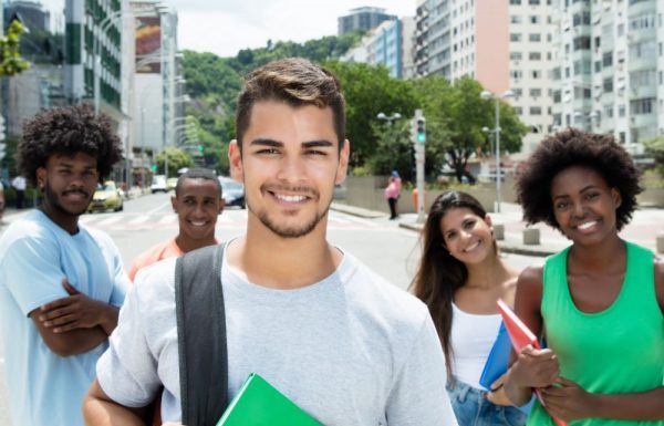 imagem de estudantes felizes