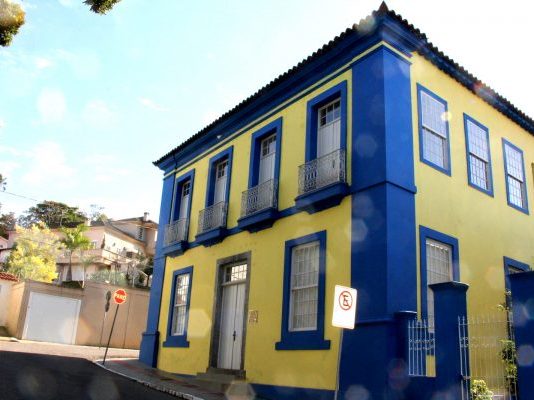 facha azul e amarela da casa da cultura de são josé, um casarão antigo