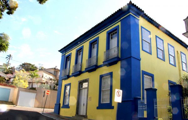 facha azul e amarela da casa da cultura de são josé, um casarão antigo