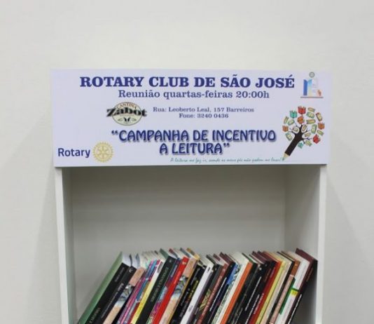 Estante de livros com os dizeres "campanha de incentivo à leitura"