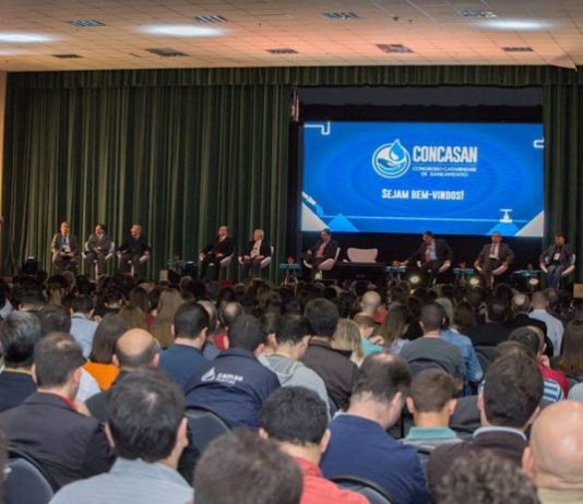 Congresso de saneamento recebe em Florianópolis palestrantes de seis países público sentado assistindo a uma palestra em um auditório