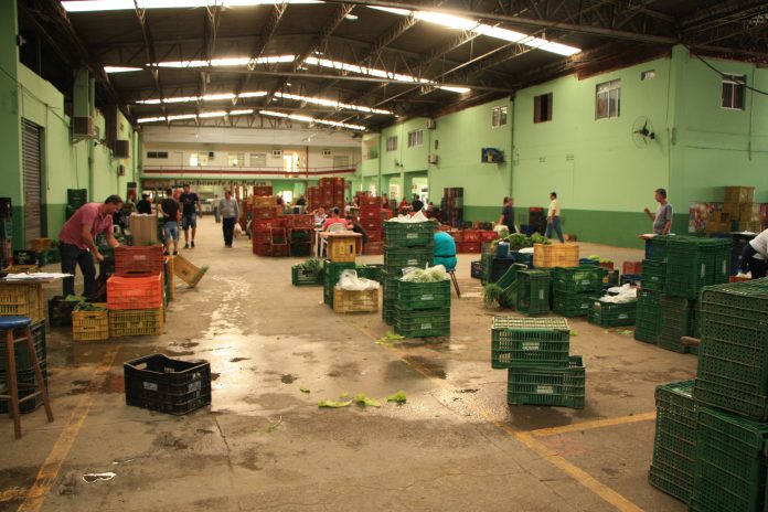 foto de caixas de frutas vazias no galpão da ceasa