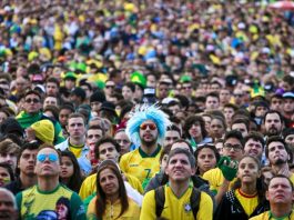 torcedores do brasil parados olhando todos para o mesmo lado