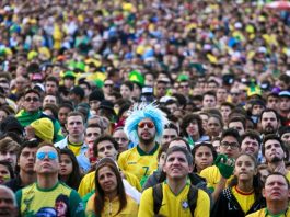 Brasil ainda sem clima torcedores do brasil parados olhando todos para o mesmo lado