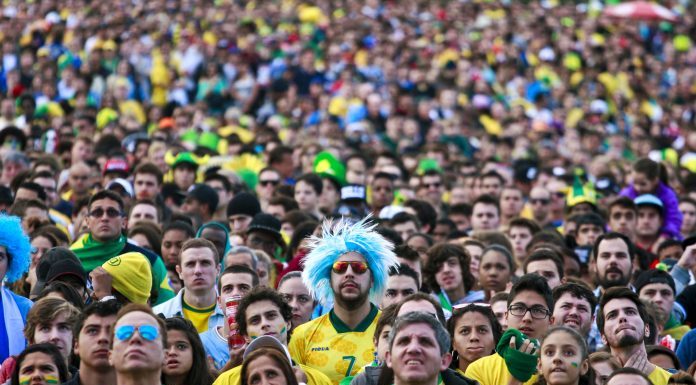 torcedores do brasil parados olhando todos para o mesmo lado