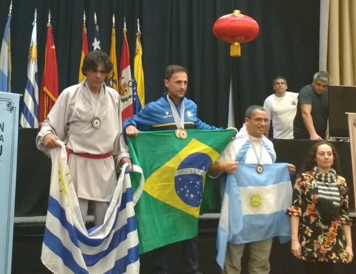Ramadan posa com duas medalhas e a bandeira do Brasil