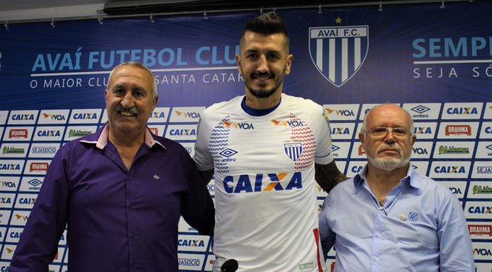 Marquinhos Silva com a camiseta do Avai, sorridente posando para a foto ao lado do presidente do Avai