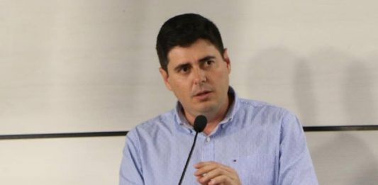 Vereador Michel Schlemper discursando na Tribuna da câmara de vereadores