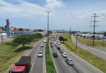 imagem do transito nas 4 pistas da via expressa em dia ensolarado
