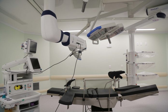 florianopolis_-_novo_centro_cirurgico_do_cepon.jpg Sala de cirurgia com equipamentos novos sobre uma cama; não há ninguém na foto