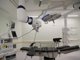 Sala de cirurgia com equipamentos novos sobre uma cama; não há ninguém na foto