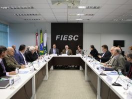 Fiesc debate propostas aos candidatos nas eleições 2018 pessoas sentadas em reunião numa grande bancada em U