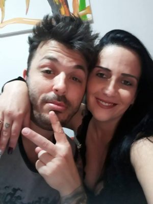 homem e mulher posam abraçados para uma selfie