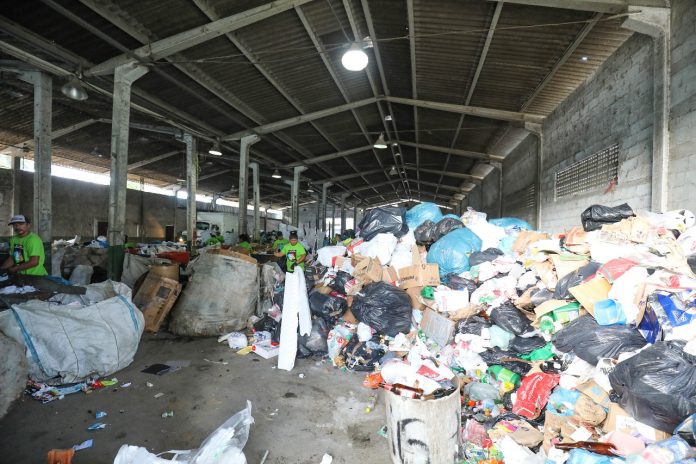 programa lixo zero em florianopolis galpão cheio de lixo entulhado
