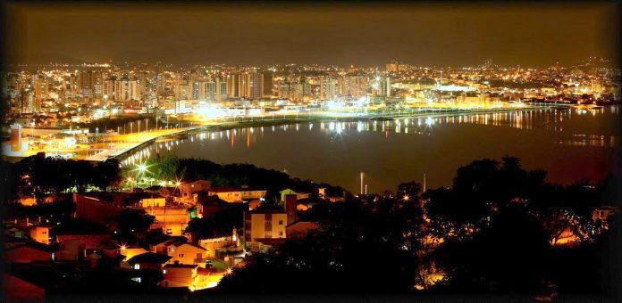 Vista superior e noturna da beira mar de são josé