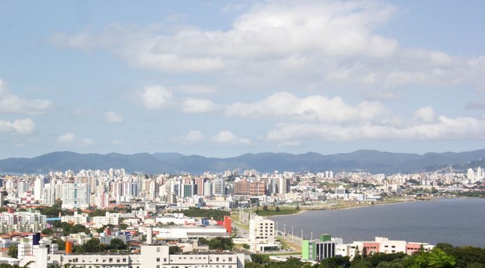 Vista geral da cidade, mostrando muitos prédios, mar e céu