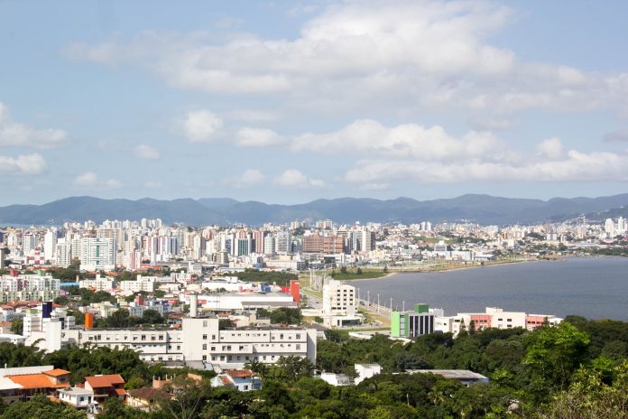 Vista geral da cidade, mostrando muitos prédios, mar e céu