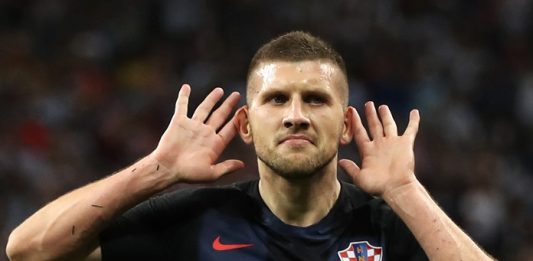 Jogador croata coloca as mãos nos ouvidos fazendo gesto irônico de que não está escutando
