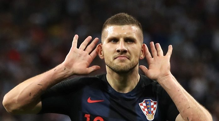 Jogador croata coloca as mãos nos ouvidos fazendo gesto irônico de que não está escutando