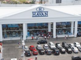 RH da Havan está em São José para iniciar as contratações de nova filial RH vagas: Fachada de uma loja Havan vista do alto, com carros estacionados na frente